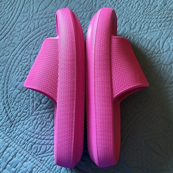 CUSHIONAIRE Women's Feather Cloud Recovery Slide Sandals with +Comfort Size 8 - Picture 9 of 9